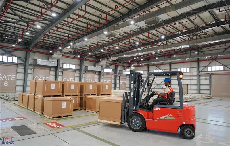 Electric Forklifts in Warehouses